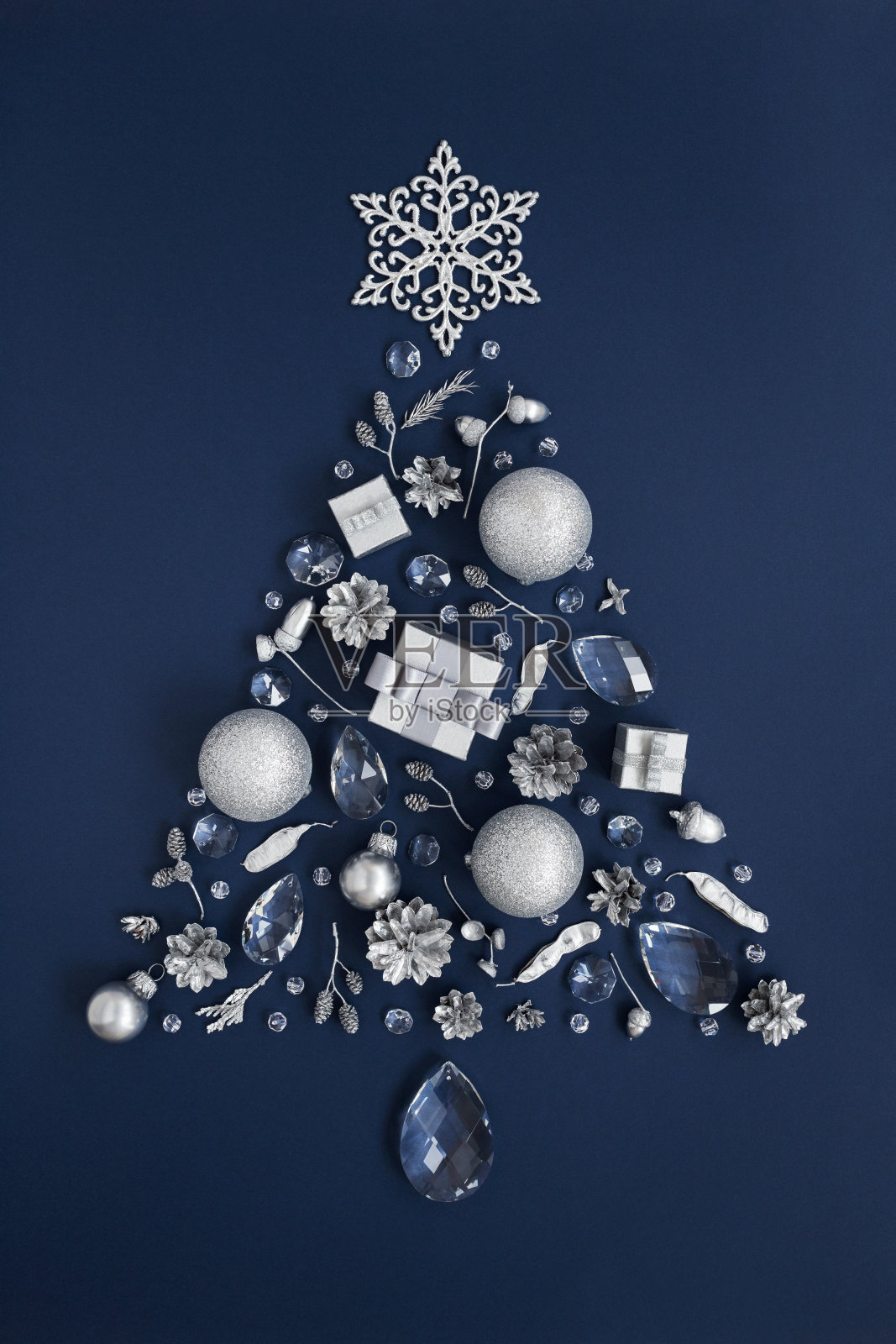 豪华新年树由水晶和银色圣诞装饰照片摄影图片