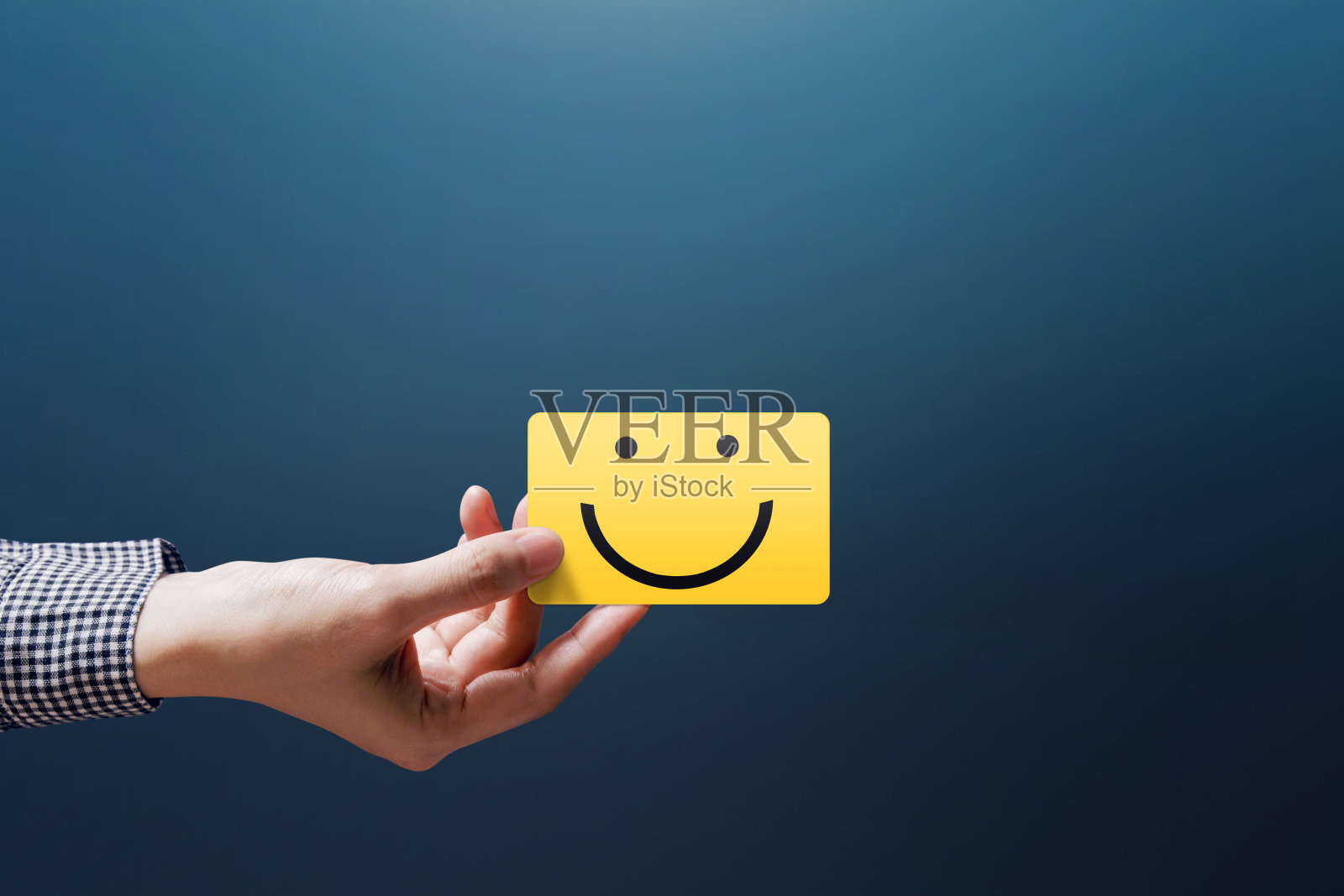 顾客体验概念，快乐的顾客女展示一个反馈与快乐的笑脸卡照片摄影图片