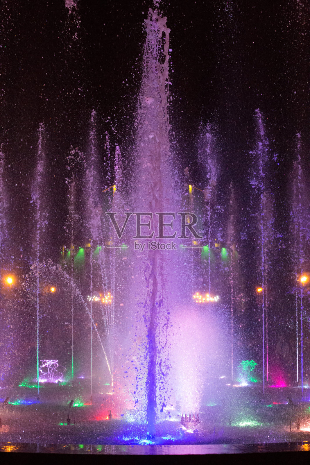 俄罗斯车里雅宾斯克市中心的一个喷泉照片摄影图片