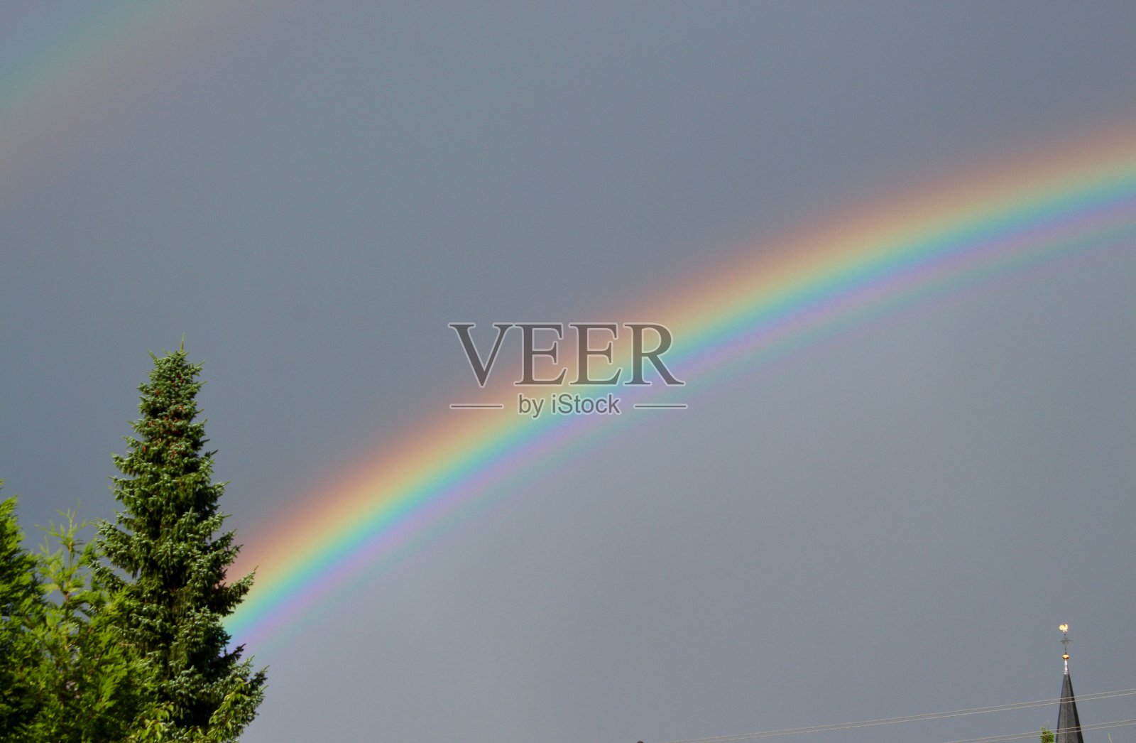 美丽的彩虹横跨天空照片摄影图片