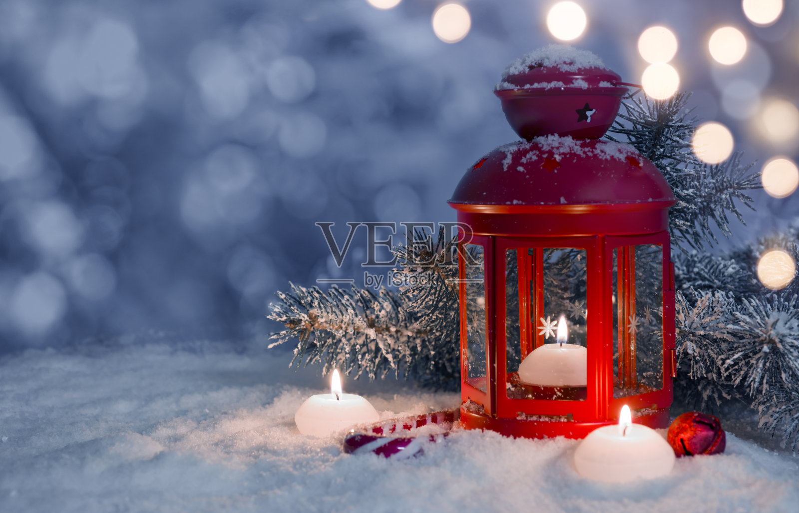 圣诞装饰的灯笼和雪花上的蜡烛都有拷贝空间照片摄影图片