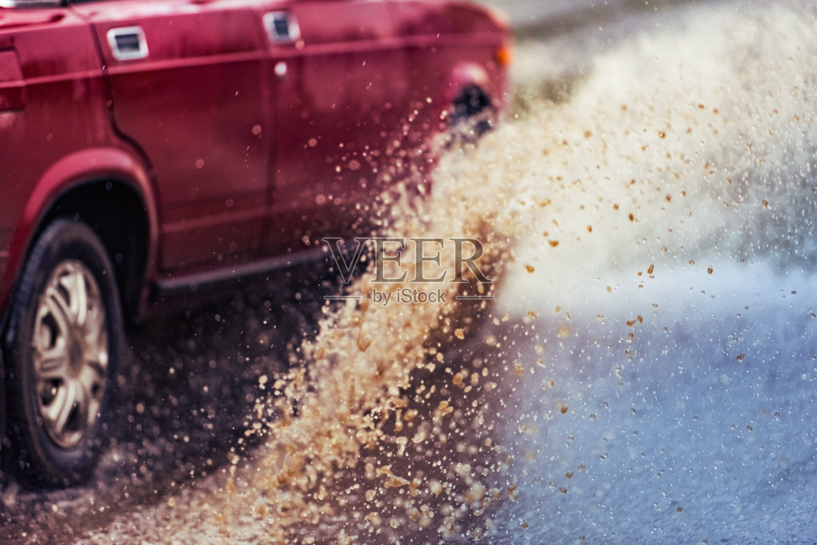 调色车雨水坑溅水照片摄影图片