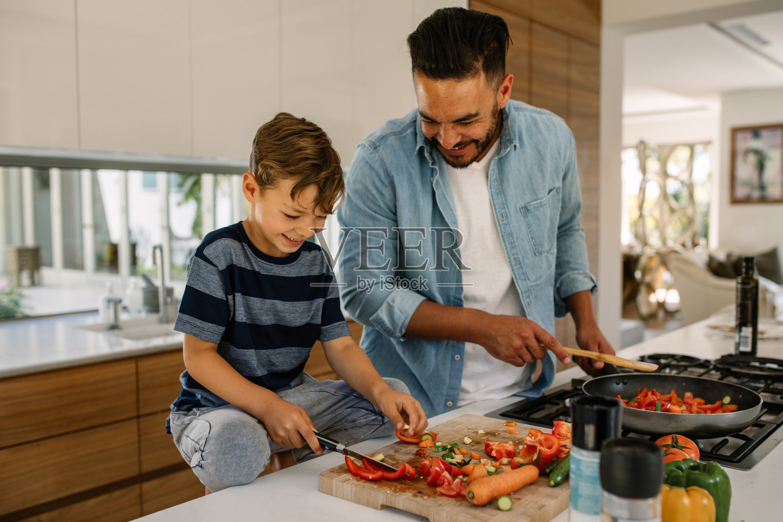 父亲和儿子在厨房做饭照片摄影图片