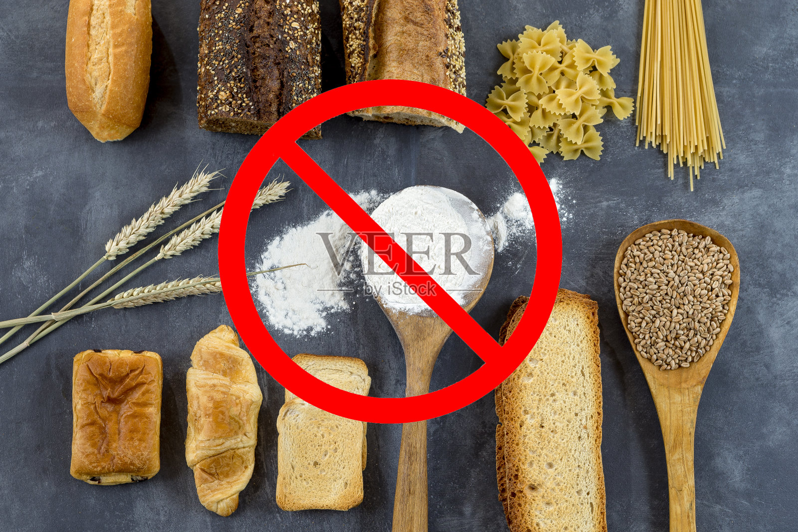 不含麸质的食品，灰色上有禁止符号的谷物照片摄影图片