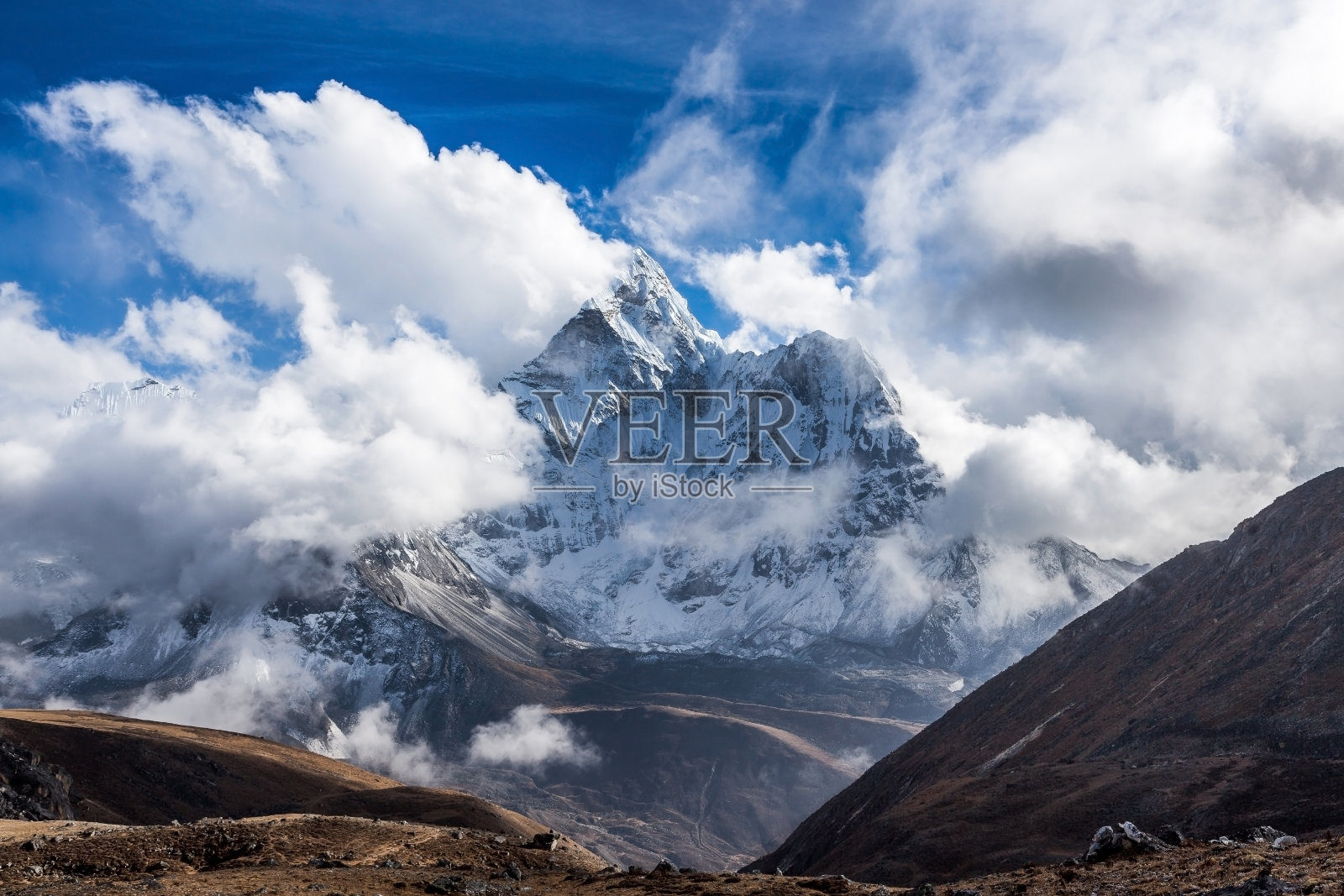 尼泊尔喜马拉雅山上著名的珠穆朗玛峰大本营徒步旅行的阿玛达布拉姆山顶的戏剧性山景。照片摄影图片