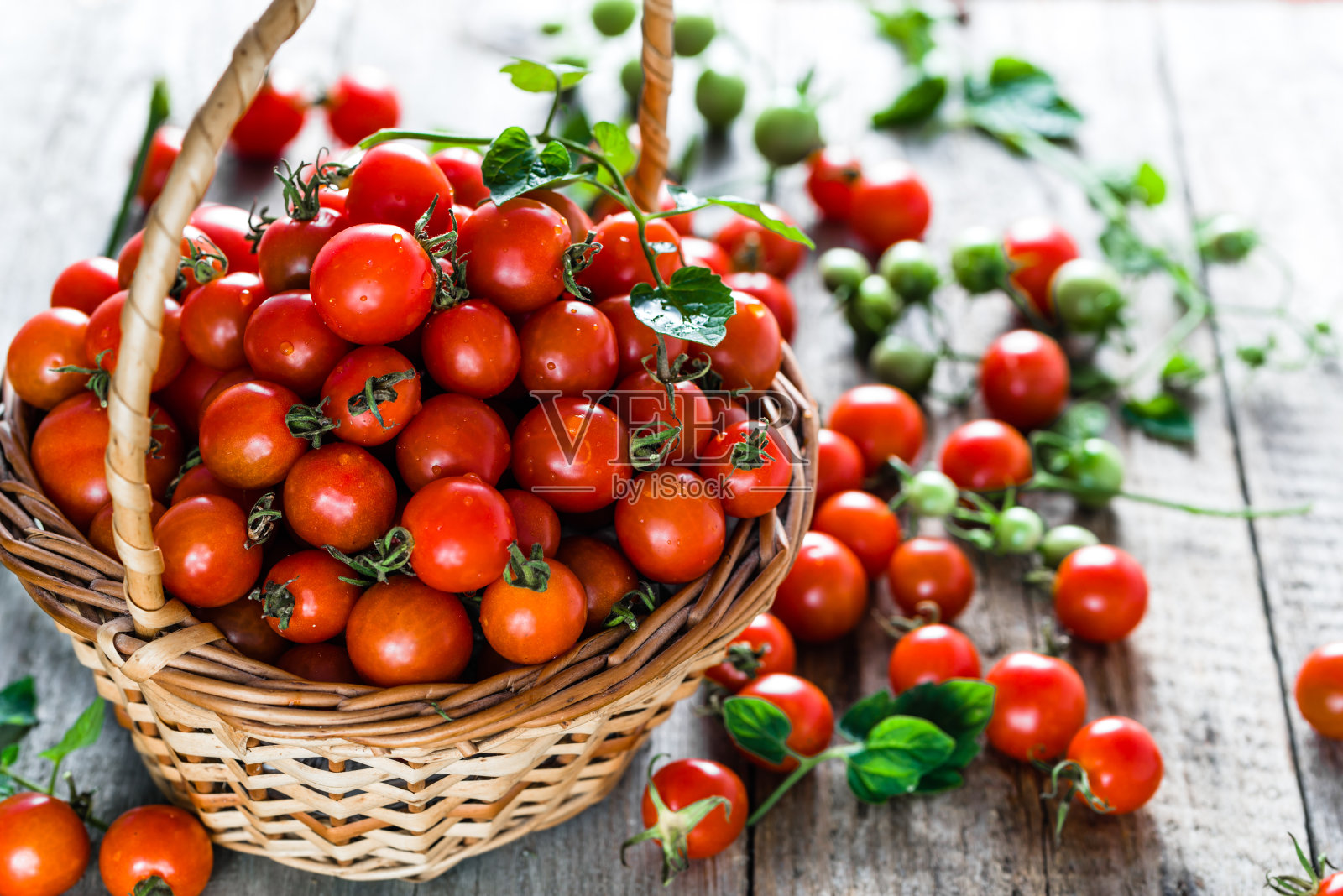 篮子西红柿称为樱桃西红柿在木背景，新鲜农产品在当地市场照片摄影图片