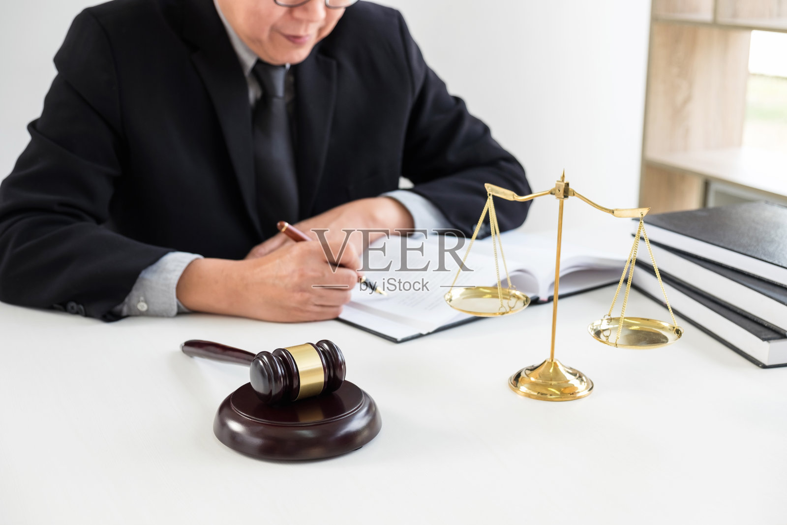 木桌上的小木槌和律师或法官在法庭主题、正义和法律概念上达成一致照片摄影图片
