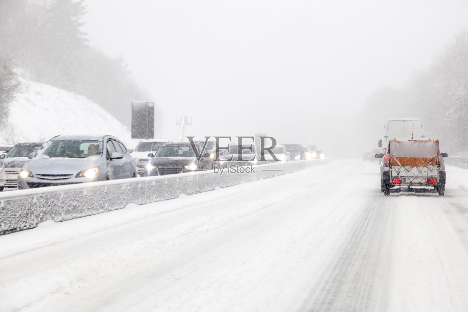 积雪覆盖的公路上的交通照片摄影图片
