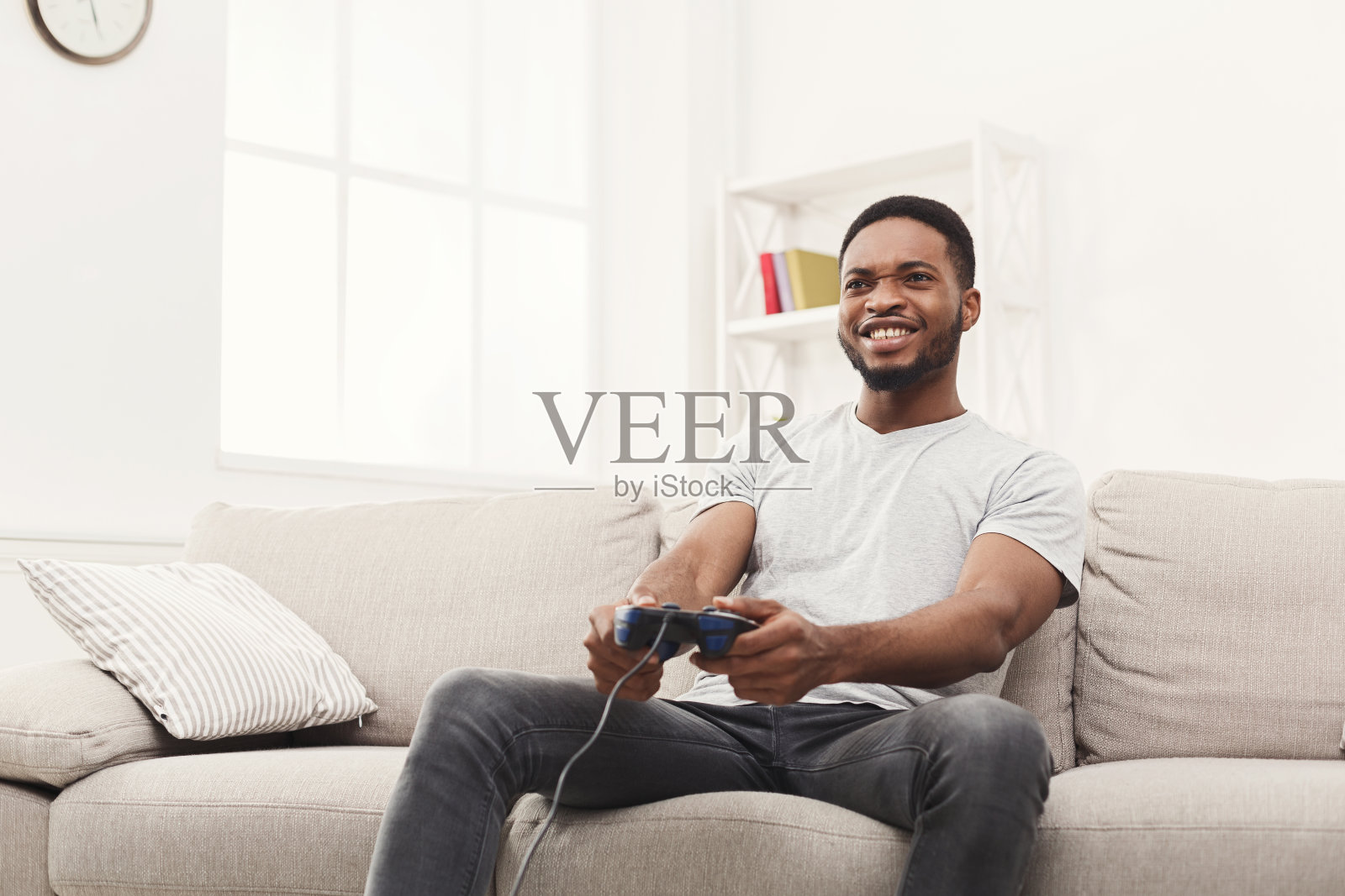 快乐的非洲裔美国人在家里玩电子游戏照片摄影图片