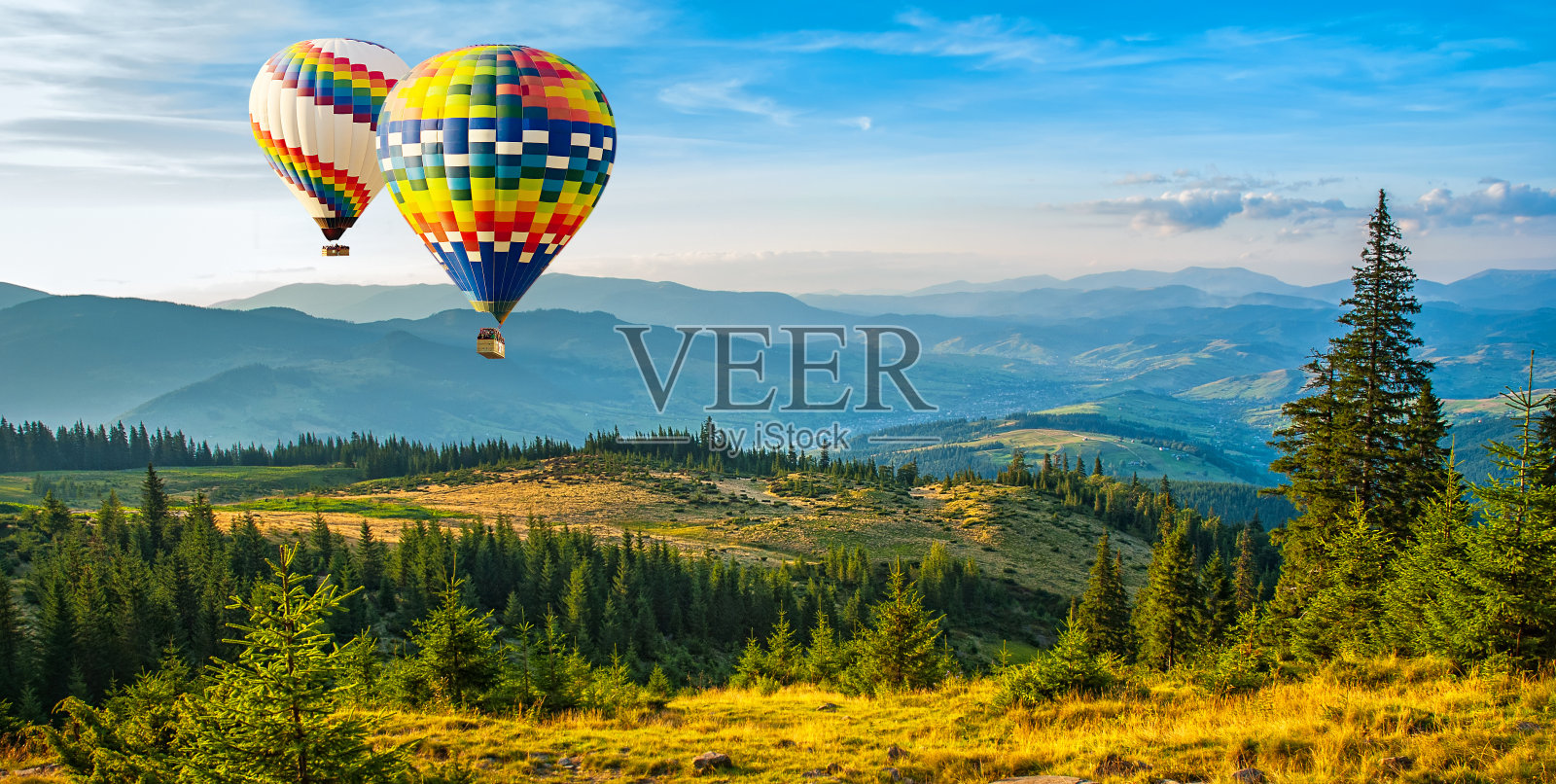 彩色的热气球飞过群山。艺术照片。美丽的世界。照片摄影图片