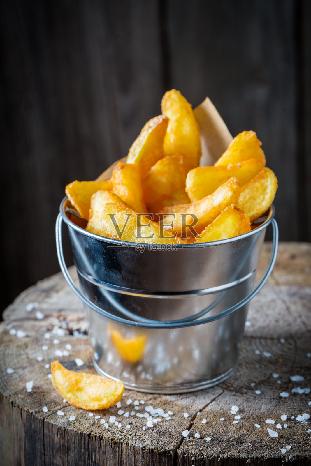这是新鲜土豆做的美味热辣薯条的特写照片摄影图片