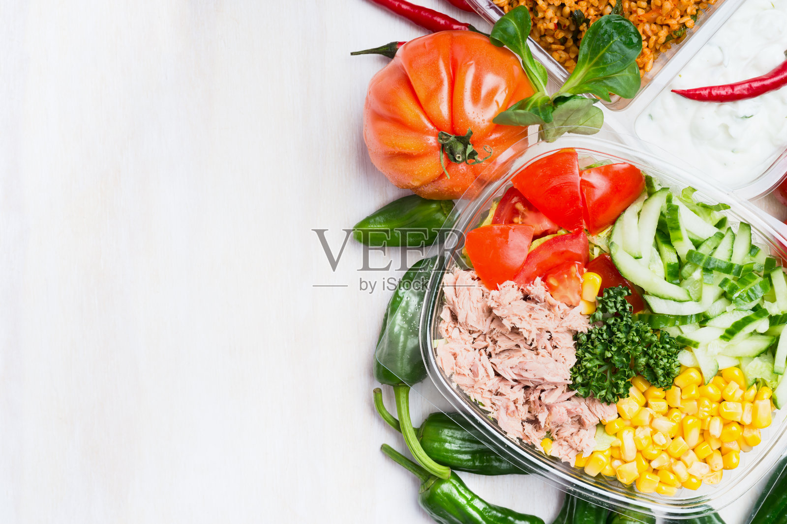 健康沙拉金枪鱼，玉米，黄瓜和西红柿午餐盒白色木制照片摄影图片