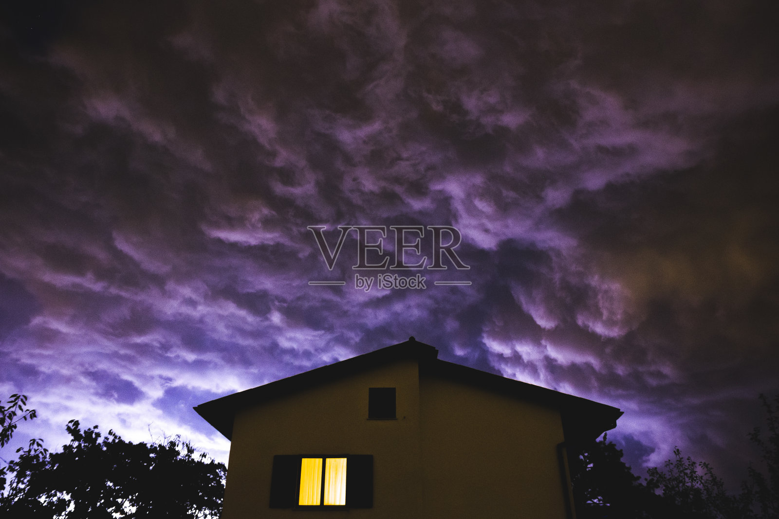 阴森森的暴风云笼罩着房子照片摄影图片
