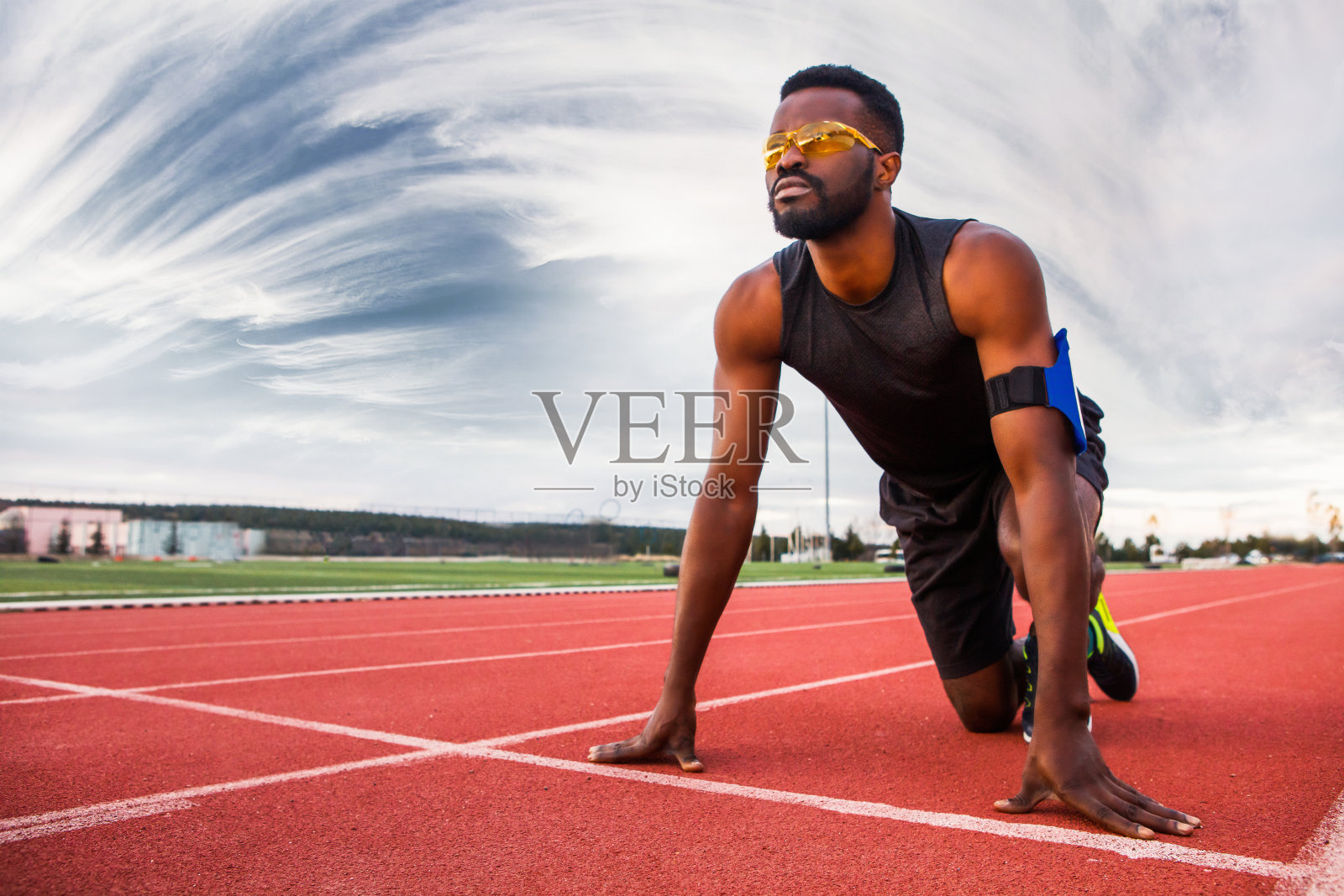 年轻的非洲裔美国人准备跑步照片摄影图片