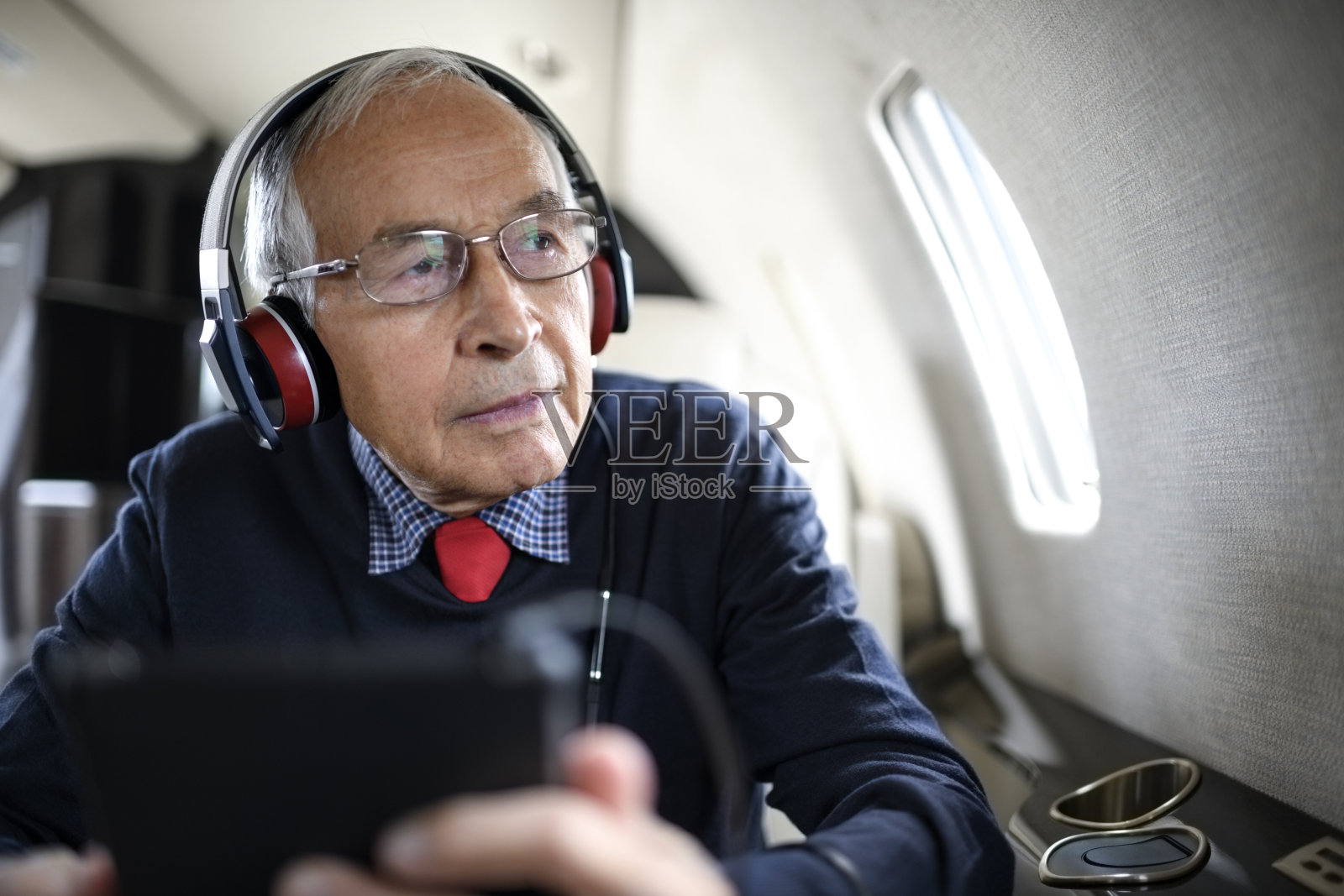 乘坐私人飞机的老人照片摄影图片