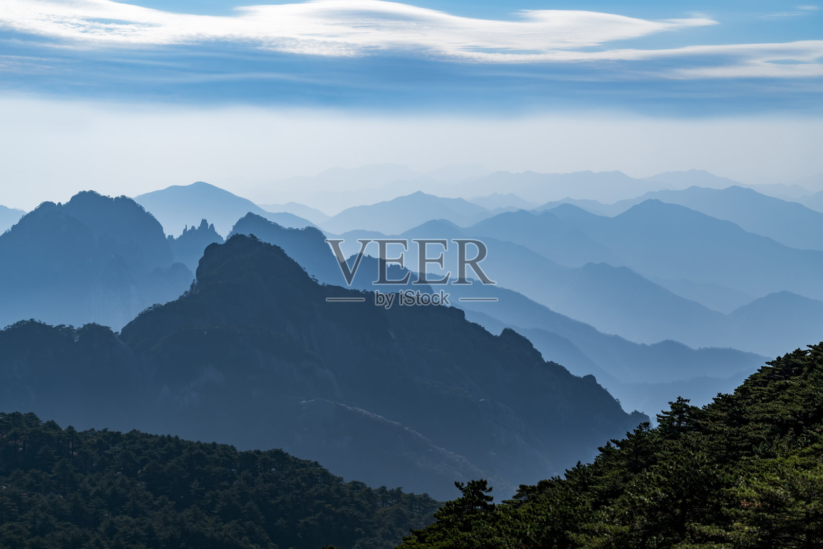 美丽的山景，雾和松柏在黄山，中国照片摄影图片