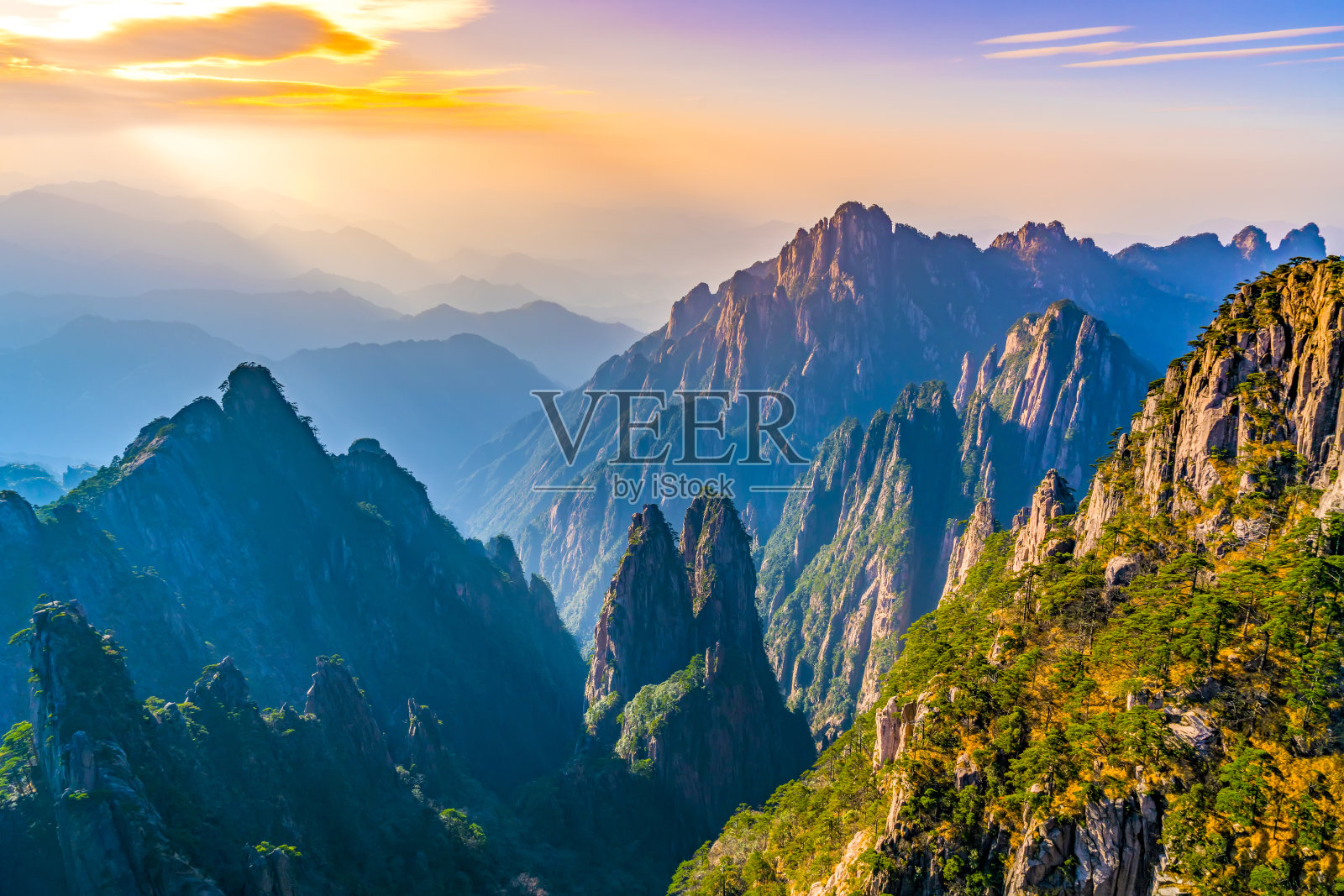 中国美丽的黄山晨曦和远处的背景照片摄影图片