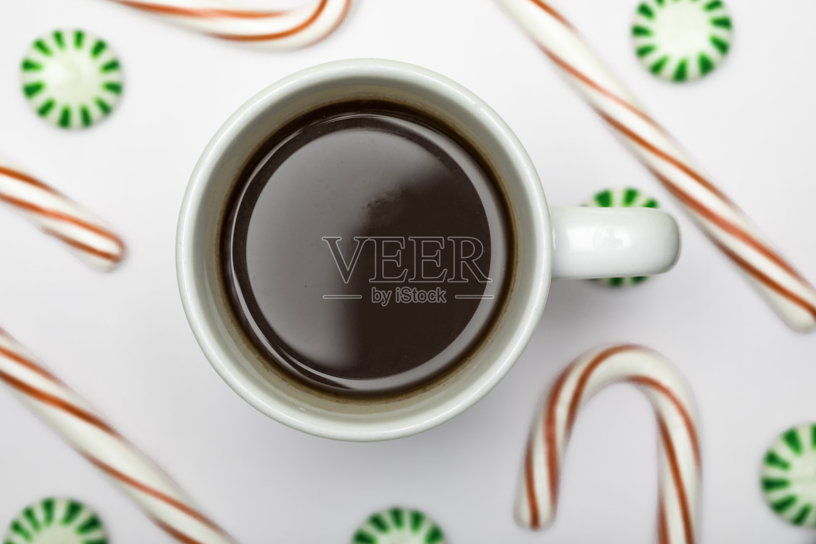 咖啡，热巧克力，棒棒糖和薄荷糖照片摄影图片