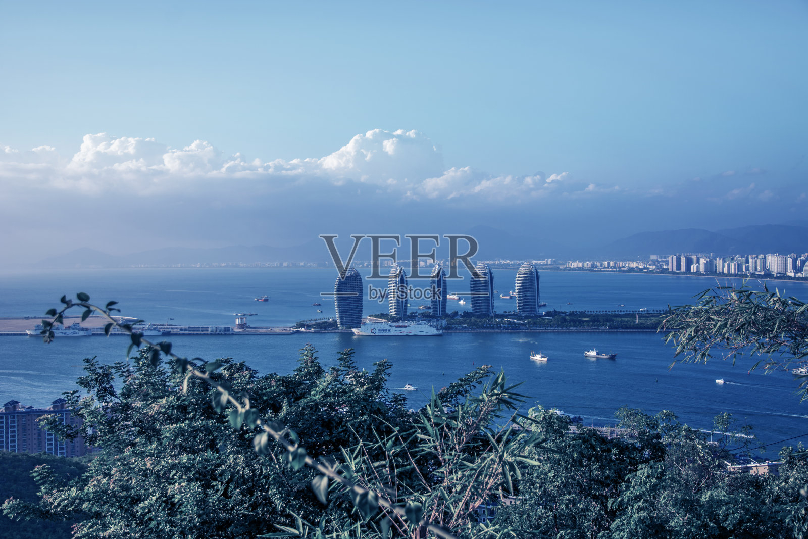 三亚的城市全景，在城市的最高点，凤凰岛。照片摄影图片