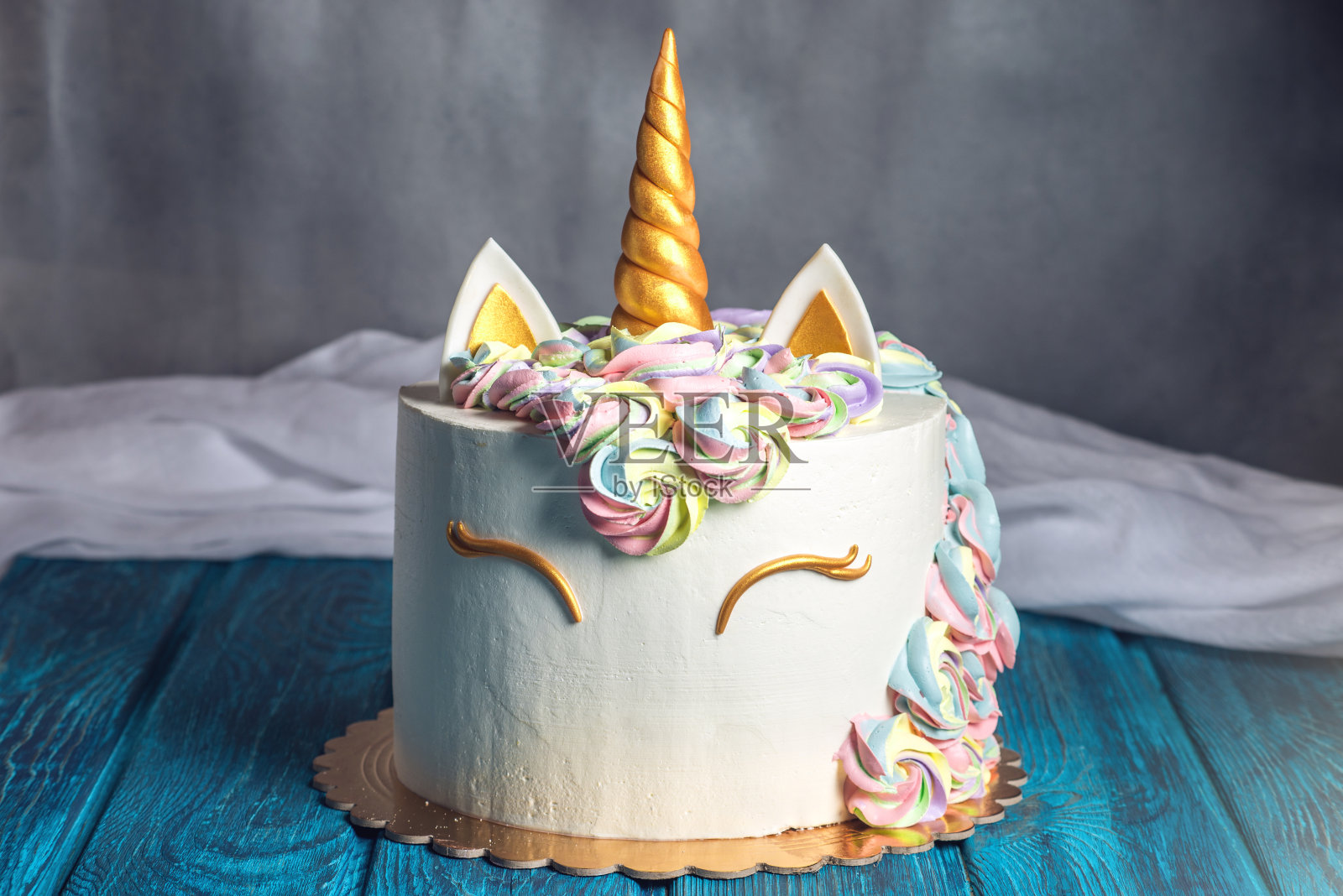 漂亮亮丽的蛋糕装饰成梦幻独角兽的形式。为孩子们的生日设计的节日甜点照片摄影图片