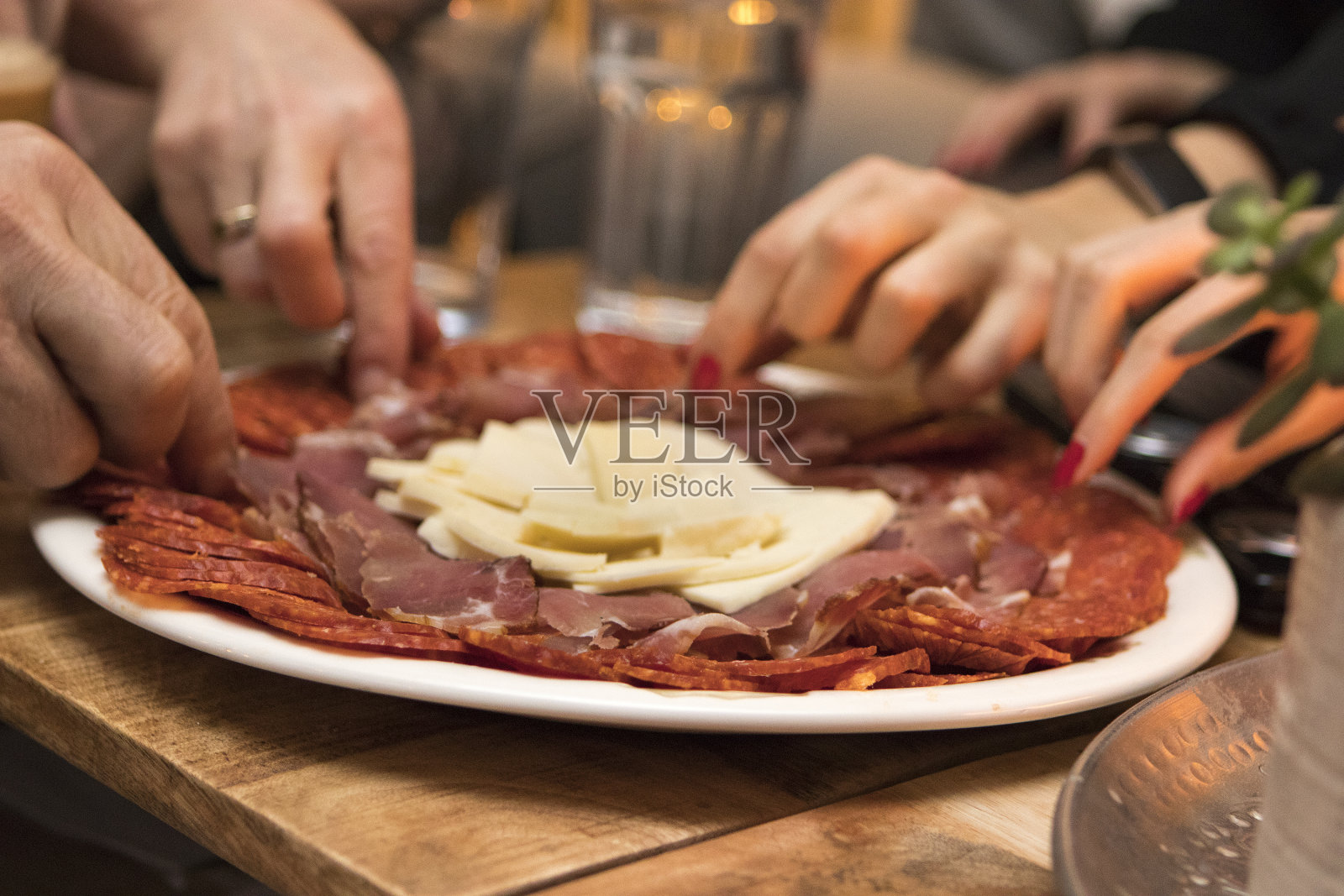 意大利腊肠、火腿和奶酪装在盘子里照片摄影图片