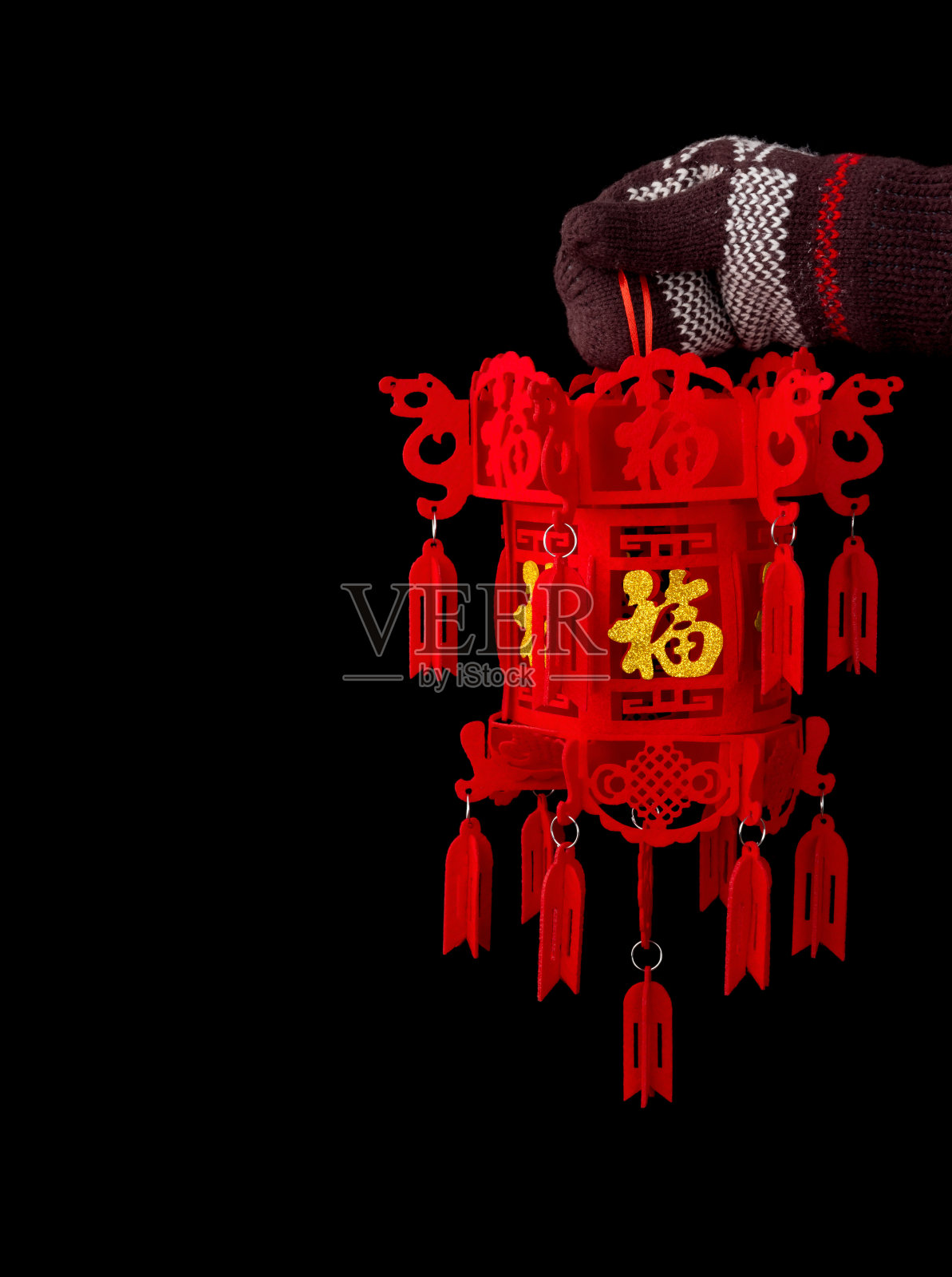 手握传统风格的灯笼为中国新年在黑色与复制空间的中国字意味着财富照片摄影图片