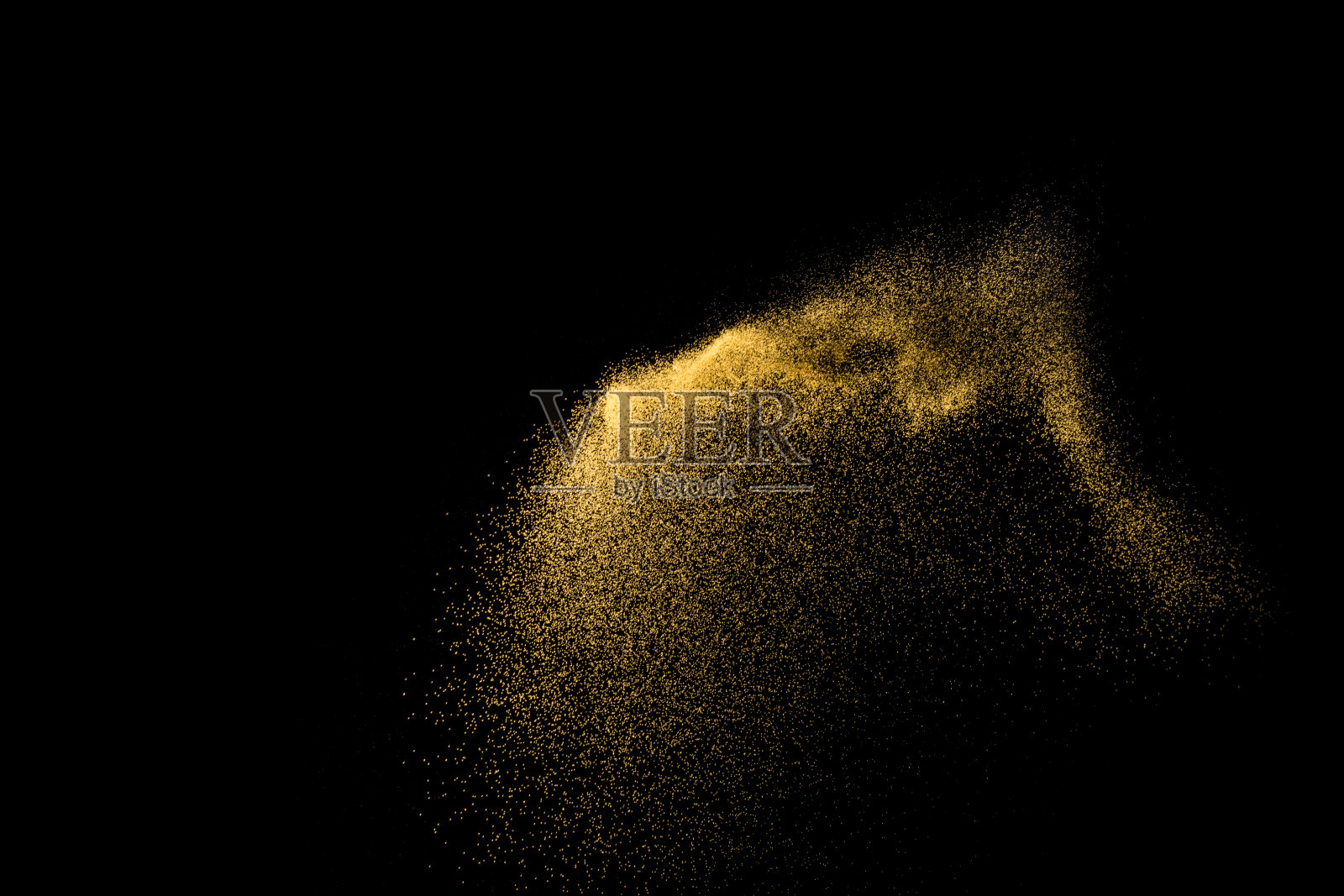 金色的沙子爆炸孤立在黑色的背景。抽象的沙子云。金色的沙子在黑暗的背景下飞溅。黄沙在空中飞舞。照片摄影图片