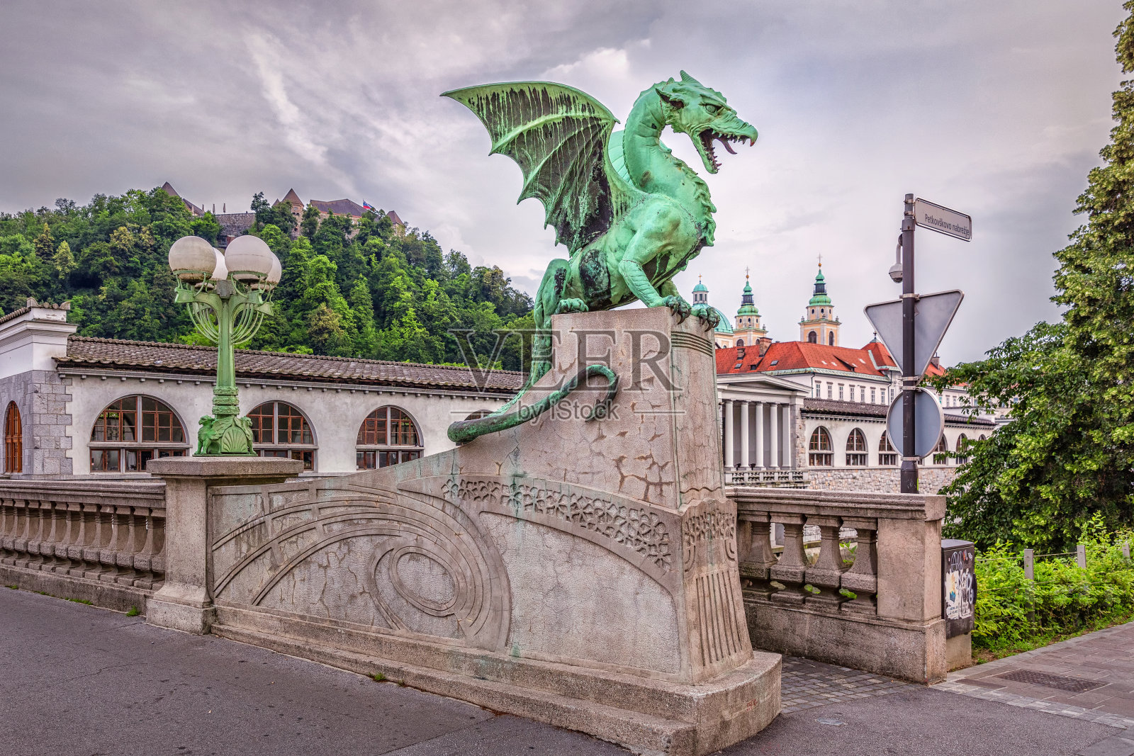 斯洛文尼亚卢布尔雅那Zmajski Most桥上的绿龙照片摄影图片