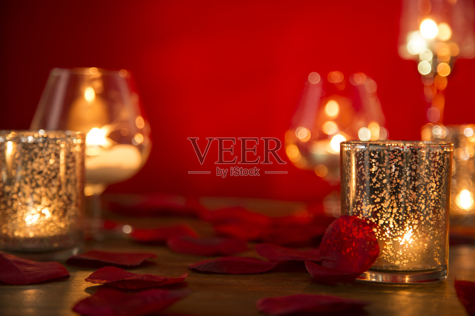 情人节的浪漫有蜡烛，还有玫瑰花瓣。照片摄影图片