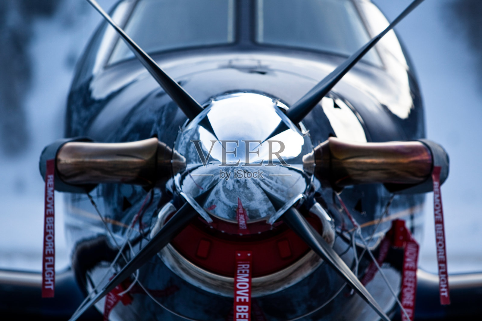 储存中的涡轮螺旋桨飞机的螺旋桨和前部照片摄影图片