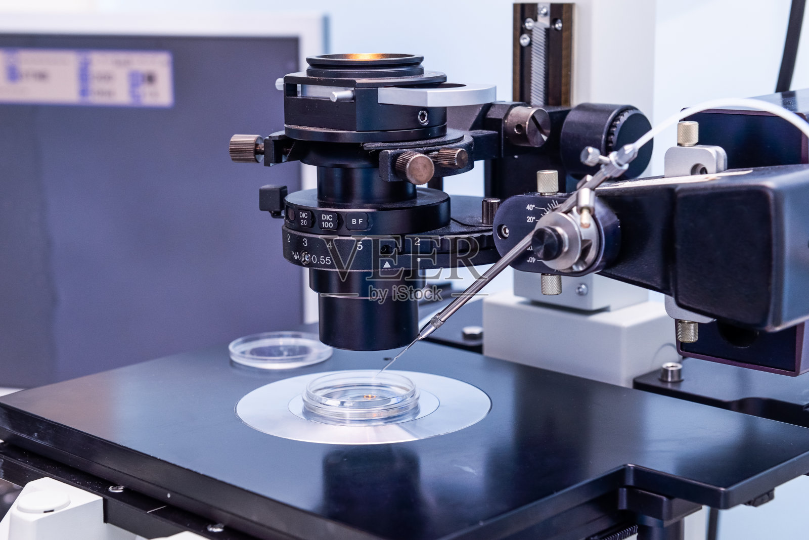 生殖医学临床实验室专业体外受精显微镜的近距离观察。有选择性的重点照片摄影图片
