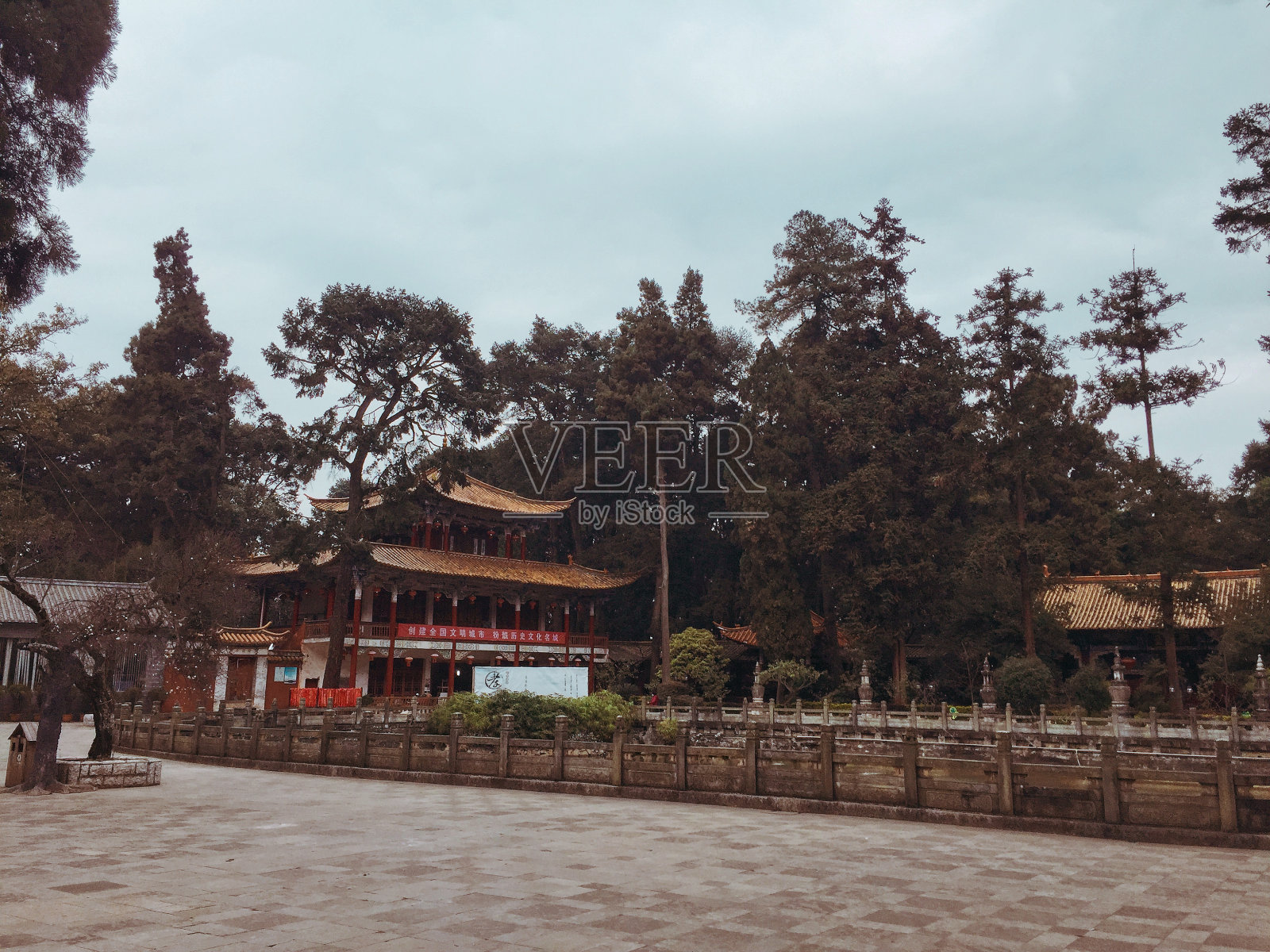 山中孤庙(中国云南昆明)照片摄影图片