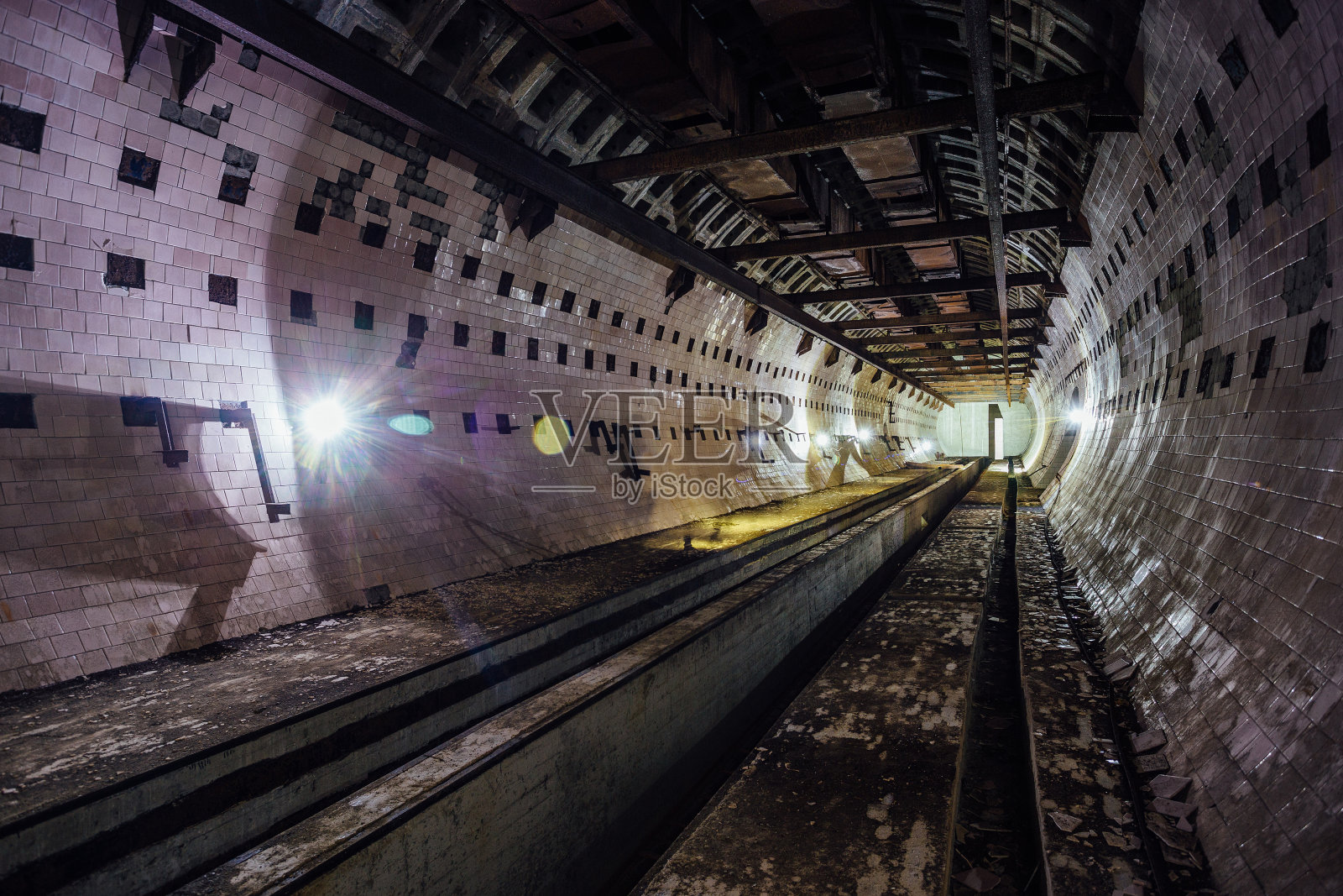 废弃地下核物理实验室的圆瓦隧道照片摄影图片