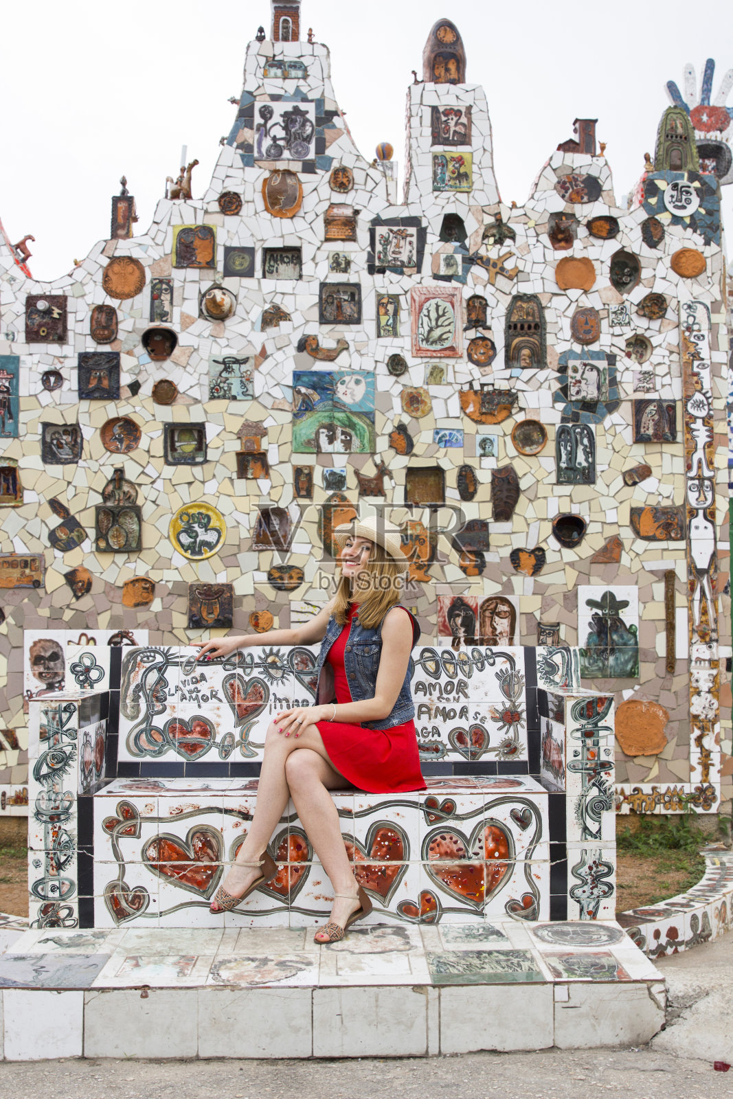 哈瓦那，一名妇女坐在五颜六色的马赛克墙前照片摄影图片