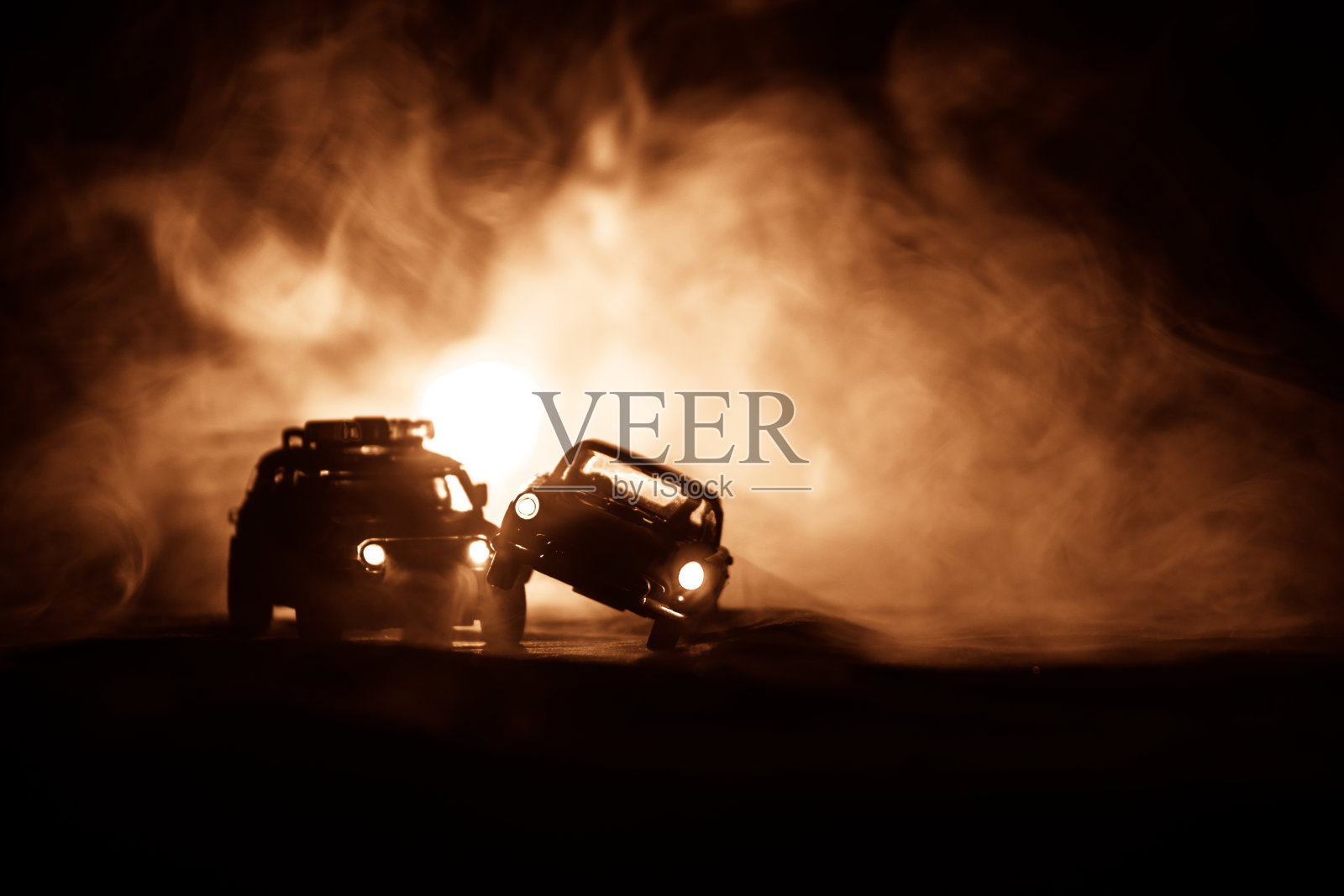 玩具丰田FJ巡洋舰车追赶一辆福特雷鸟车在夜晚与雾的背景。桌上玩具装饰场景。2013年1月11日，阿塞拜疆巴库照片摄影图片