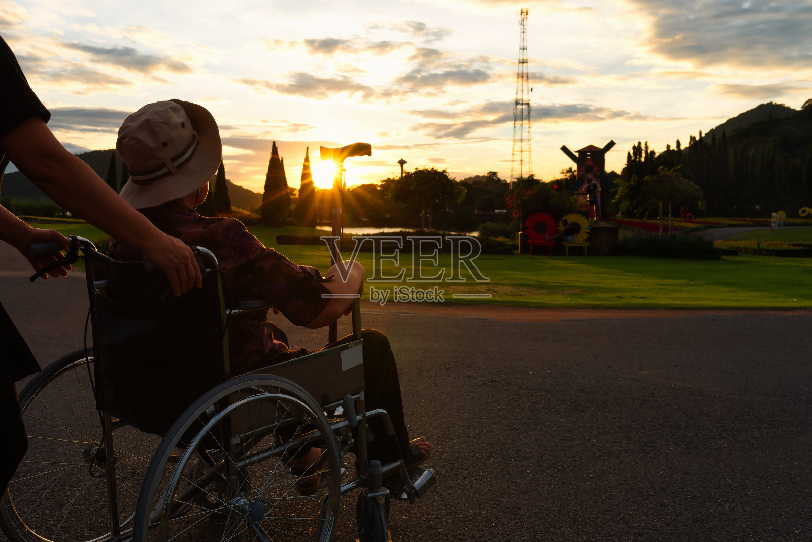 妇女们推着轮椅上的老妇人。照片摄影图片