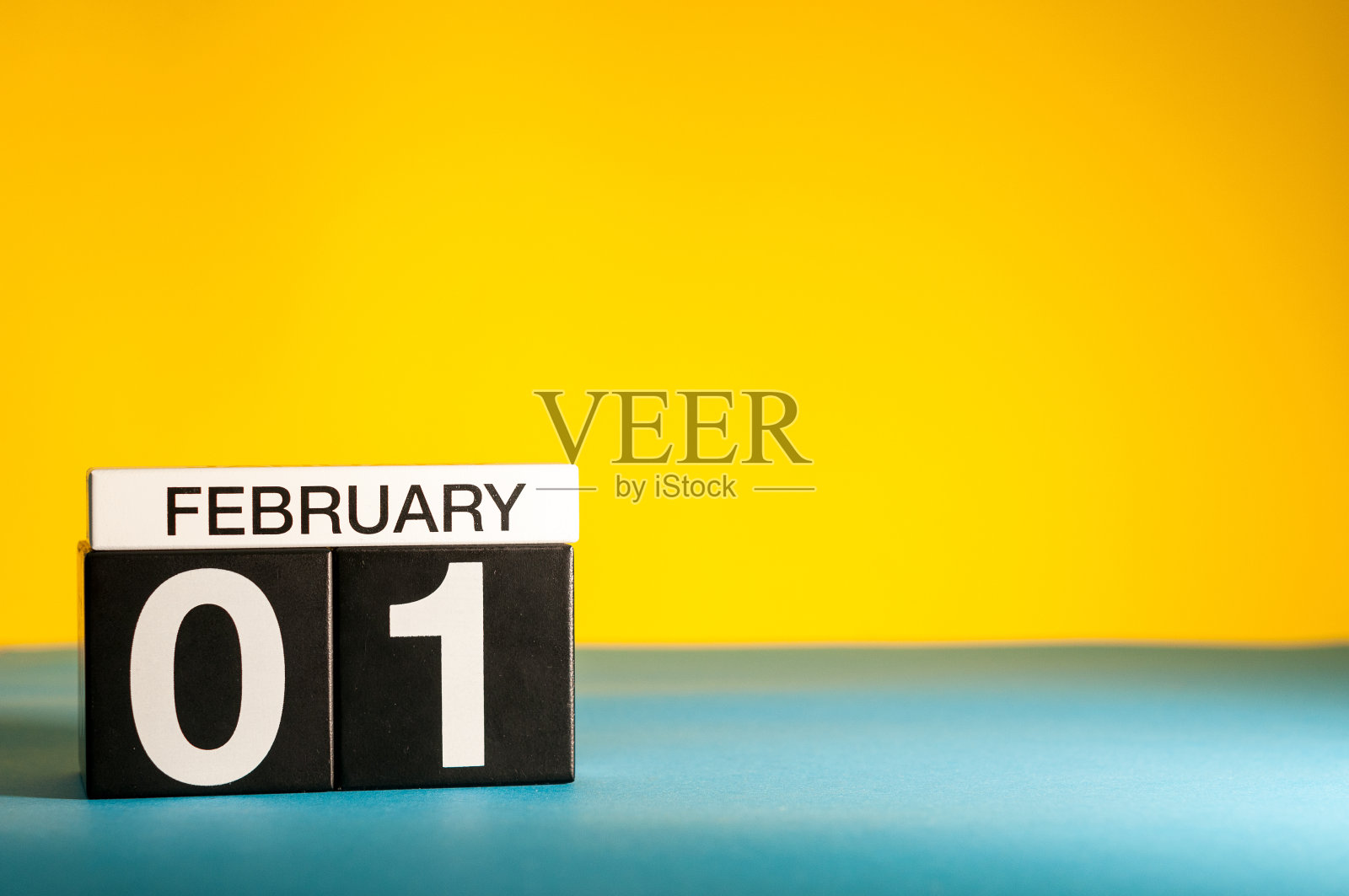 2月1日。二月一日，日历以黄色为背景。冬天的时间。文本空白照片摄影图片