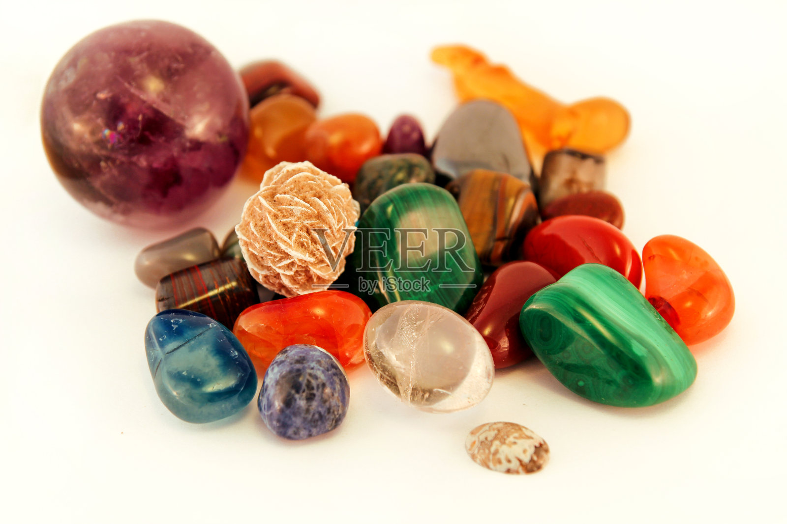 半宝石/水晶石类型/治疗石，忧石，棕榈石，思考石/各种宝石的背景纹理/各种彩色宝石矿物收藏堆。照片摄影图片