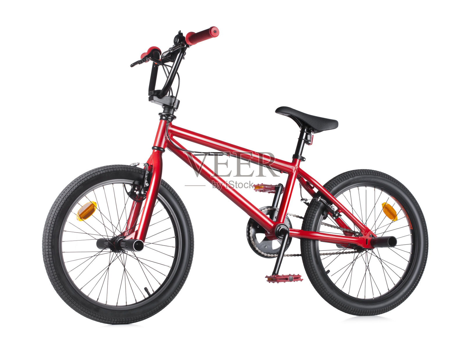 白色背景上的红色小轮车自行车照片摄影图片