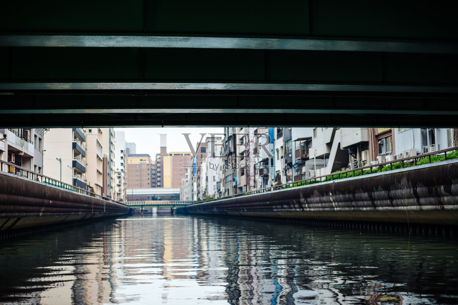 日本大阪的居民建筑和桥下运河照片摄影图片