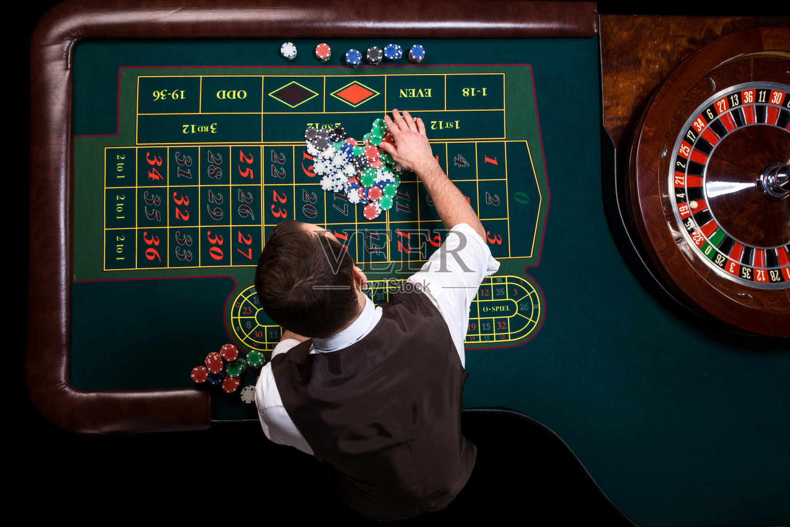 顶视图的赌场赌场和绿色轮盘赌桌。遗传算法照片摄影图片