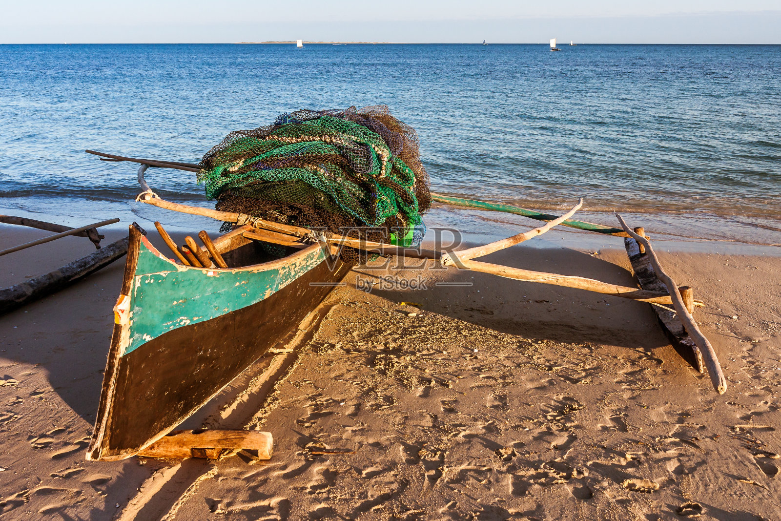 马达加斯加支腿独木舟搁浅照片摄影图片