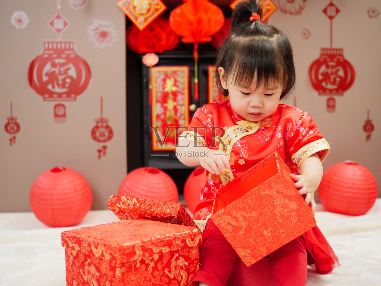 中国女婴传统装扮庆祝中国新年照片摄影图片