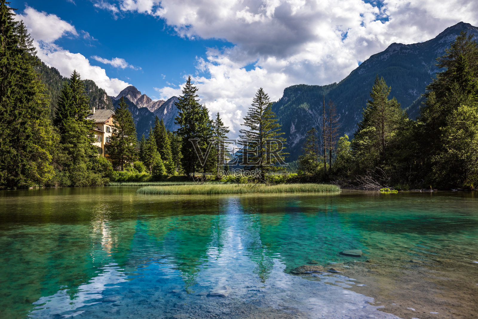 意大利Dolomites的Dobbiaco湖照片摄影图片