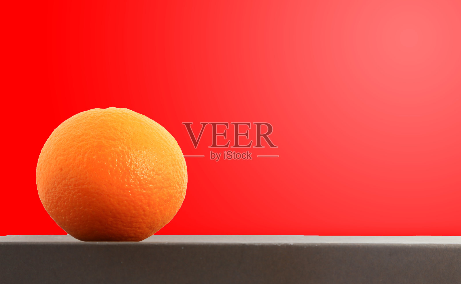 红色背景下的橘子照片摄影图片