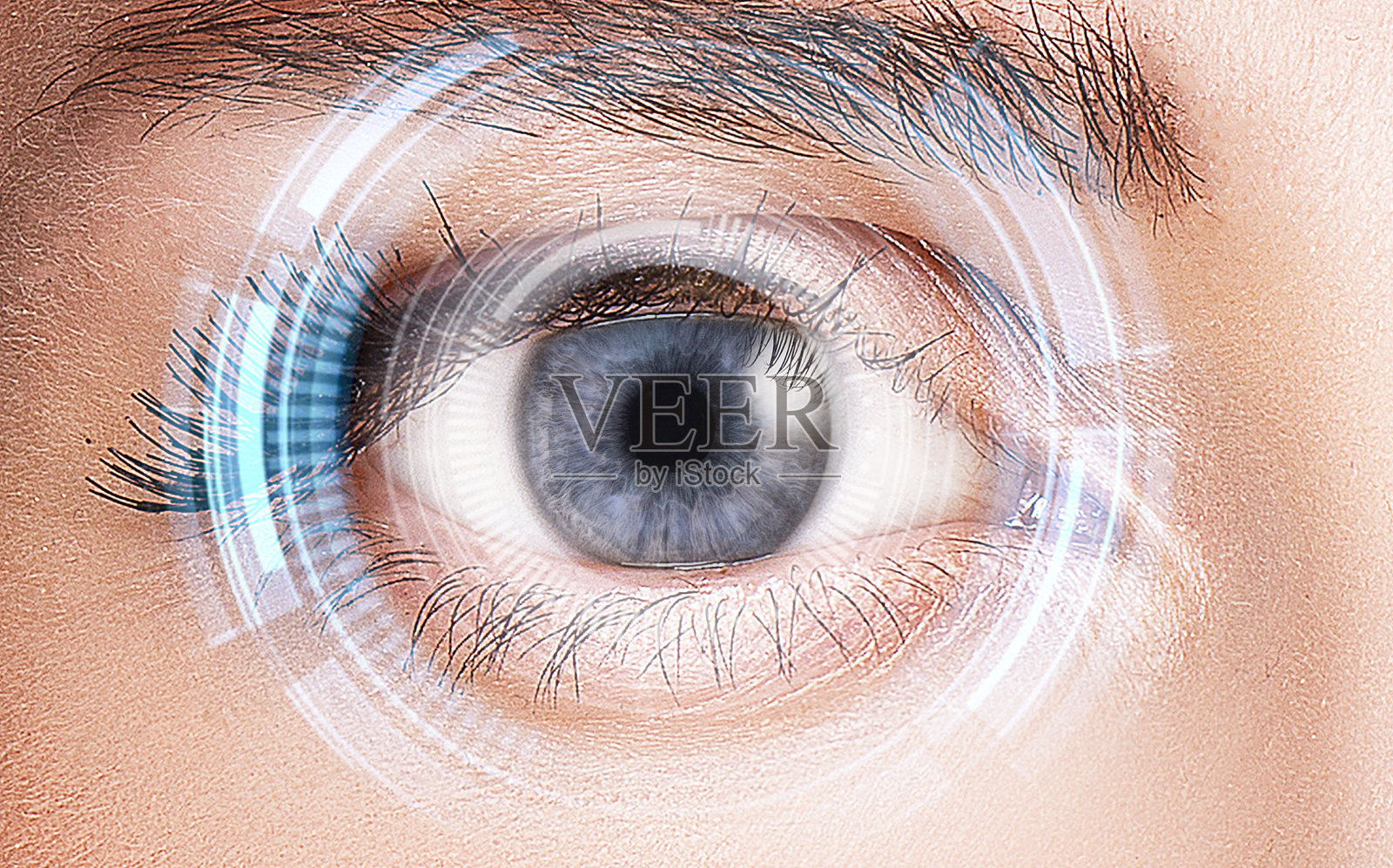 安全视网膜扫描仪在女人蓝眼睛上照片摄影图片
