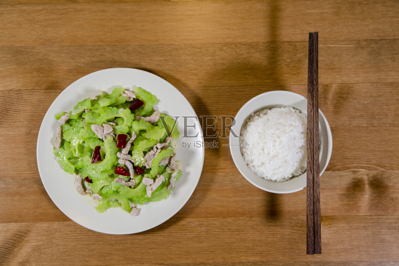 米饭和菜在桌子上照片摄影图片