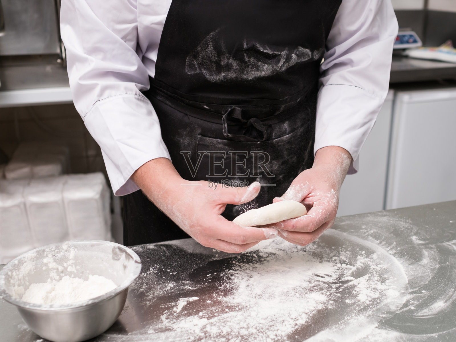 厨师准备的传统披萨面团面粉凌乱照片摄影图片