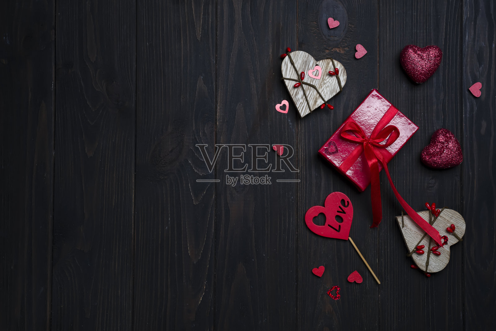 礼盒与红色蝴蝶结丝带和木制心背景图片素材