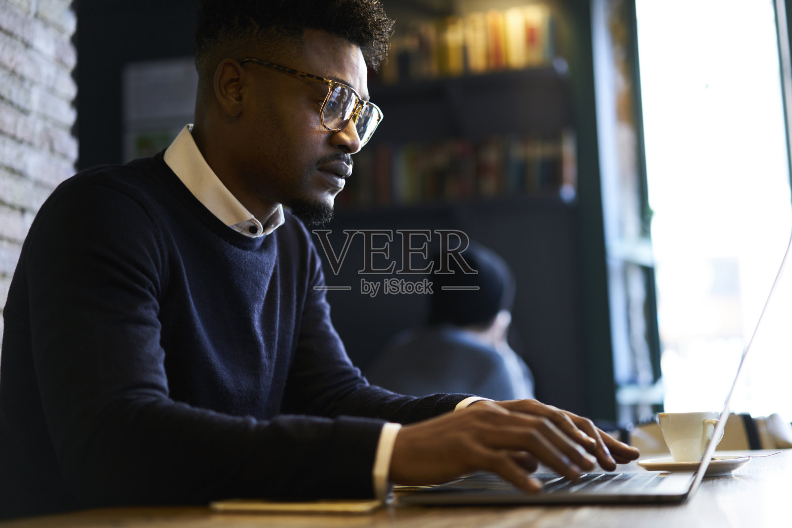 熟练的非裔美国广告撰稿人，为网络广告创作文本内容，在咖啡店wifi区笔记本电脑上打字，可以连接到免费的无线网络照片摄影图片